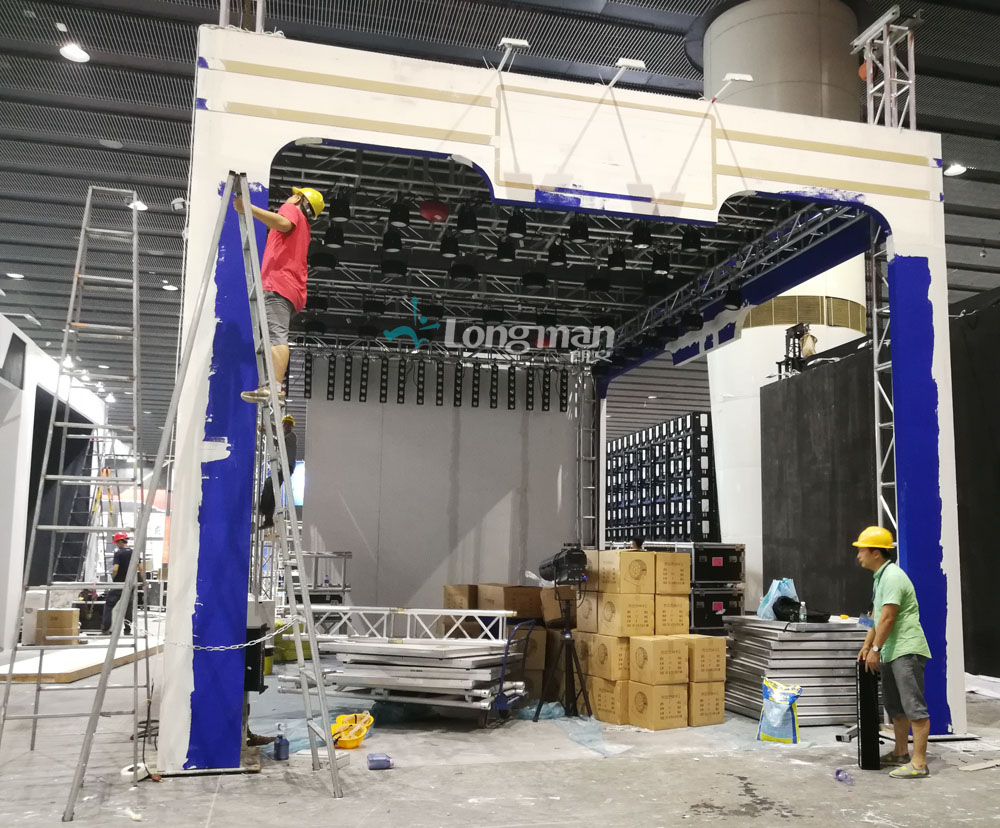 Building the booth of 2018 Guangzhou International Prolight+Sound Exhibition