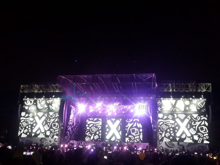 longman stage lighting on this tour